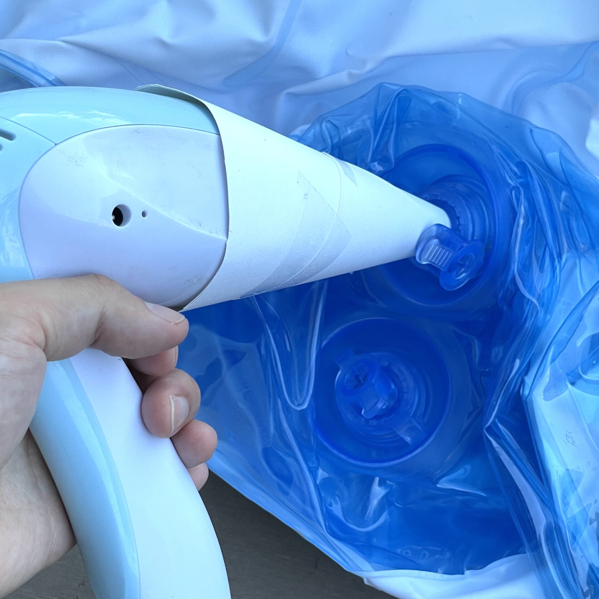夏本番 ビニールプールがあっという間に膨らむ コードレスドライヤーを使った簡単空気入れ方法紹介 人生diy 夏本番 ビニールプールがあっという間に膨らむ コードレスドライヤーを使った簡単空気入れ方法紹介 人生diy